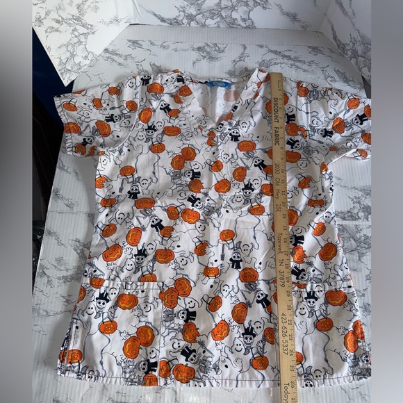 Scrub Wear Women's Halloween Scrub Top Size M ? Skeleton Pumpkin Nurse READ - Picture 2 of 4